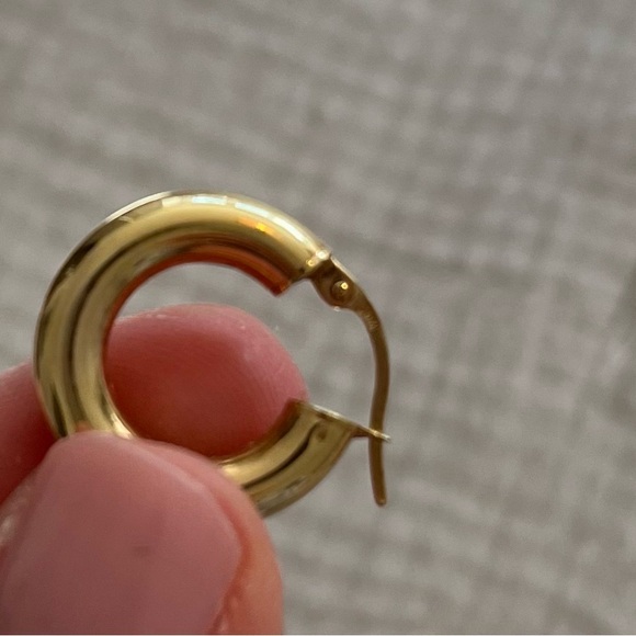 Gold hoop - Picture 4 of 5